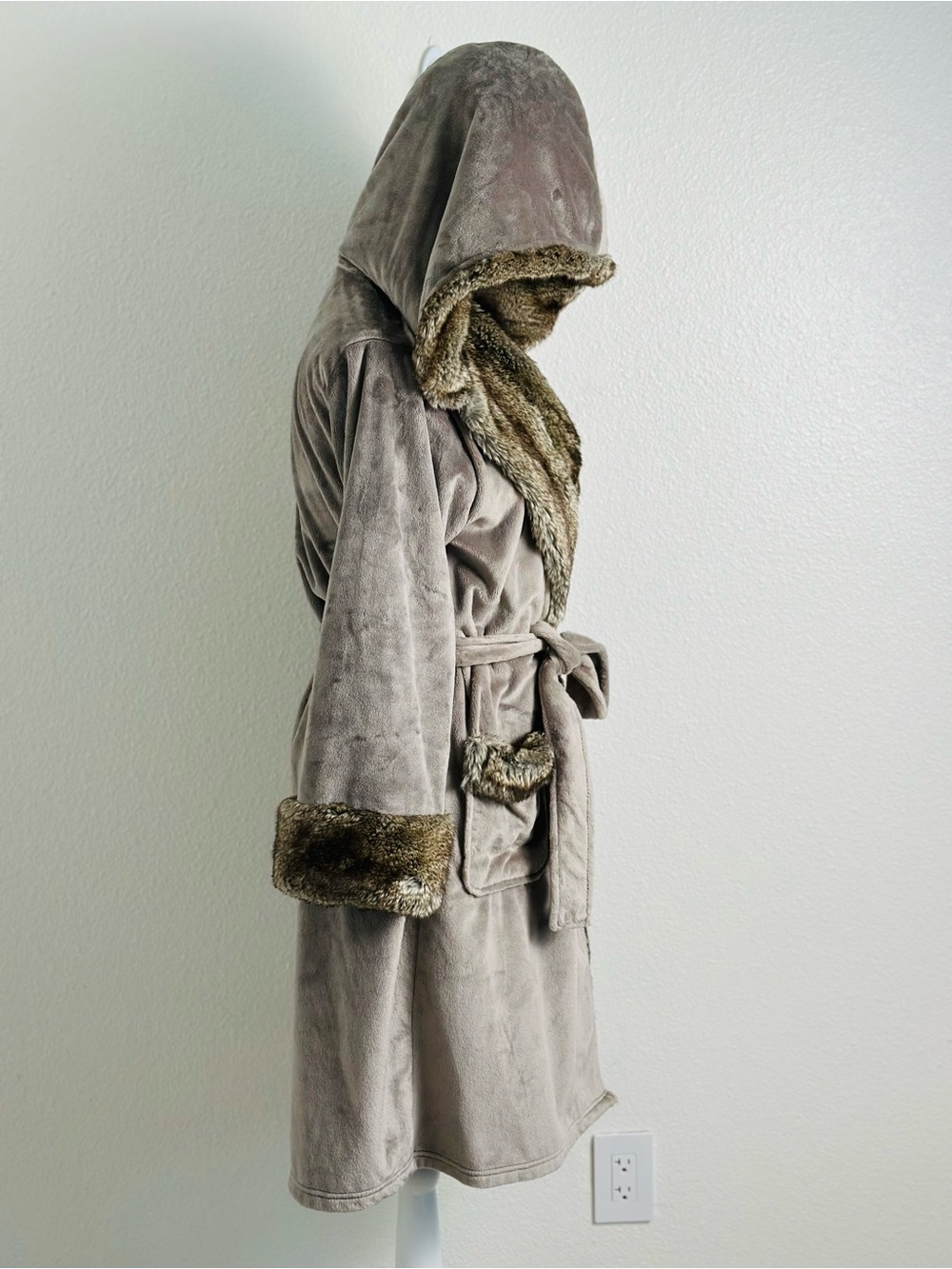 Pottery Barn Ombre Tipped Faux Fur Hooded Robe in Taupe Size Medium - Picture 2 of 6